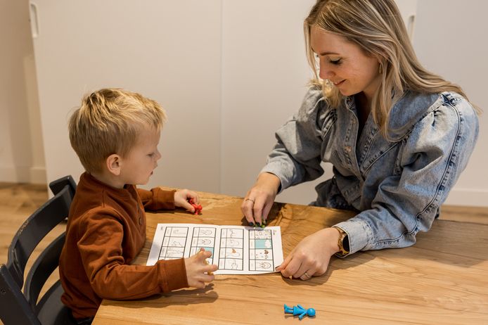 Heidi Bourgondien behandelt kinderen met taal- en spraakproblemen in haar praktijk in Twello.