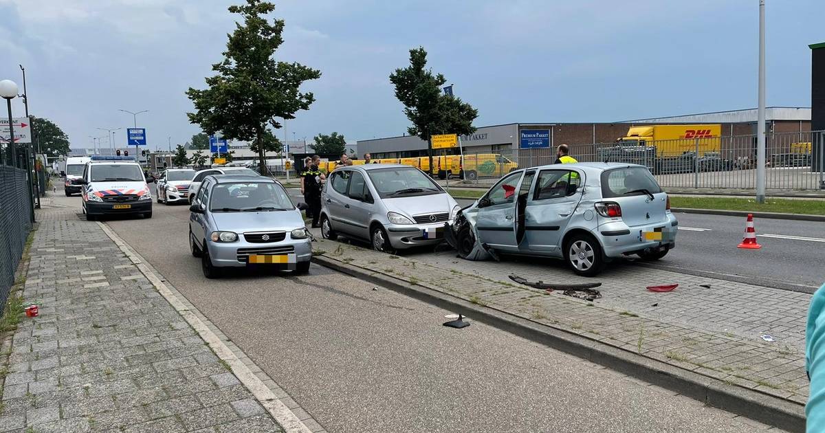 Ravage in Almelo na ongeluk waar zeven auto’s bij betrokken zijn.