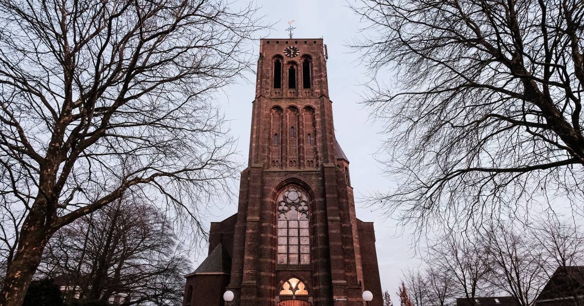 17 appartementen in de kerk van Azewijn; gemeente koopt kerktoren