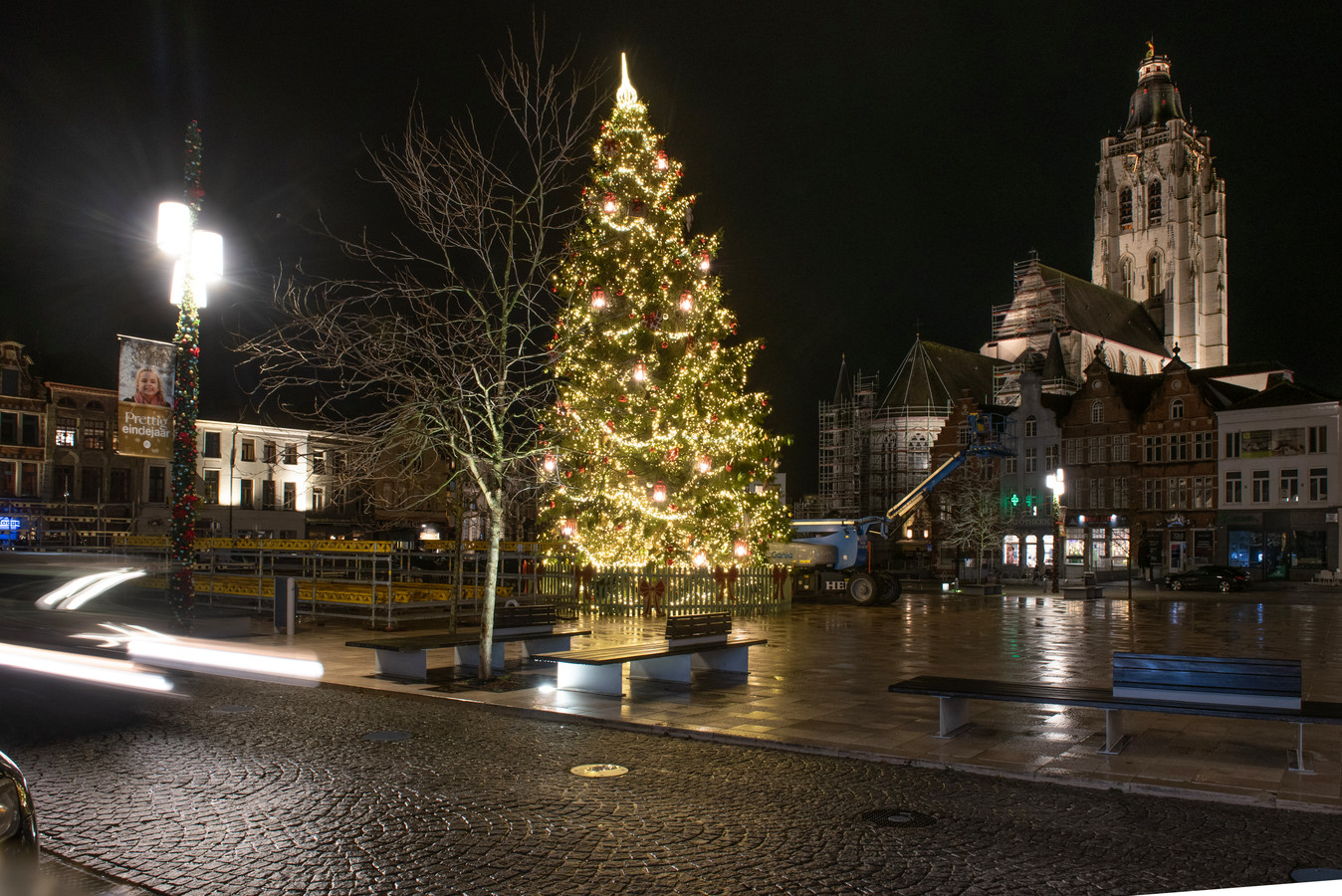 Foute kerstboom blijkt nu ook al scheef te staan “Precies de toren van