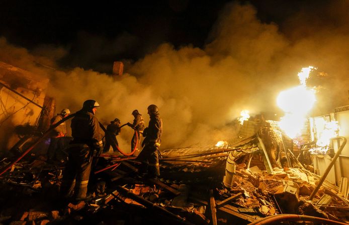 Brandweermannen proberen vuur te blussen dat ontstond na Russische beschietingen in Donetsk. Beeld van 9 december.