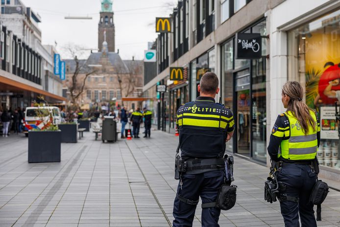 Een 22-jarige man is overleden na een steekpartij in het centrum van Rotterdam.