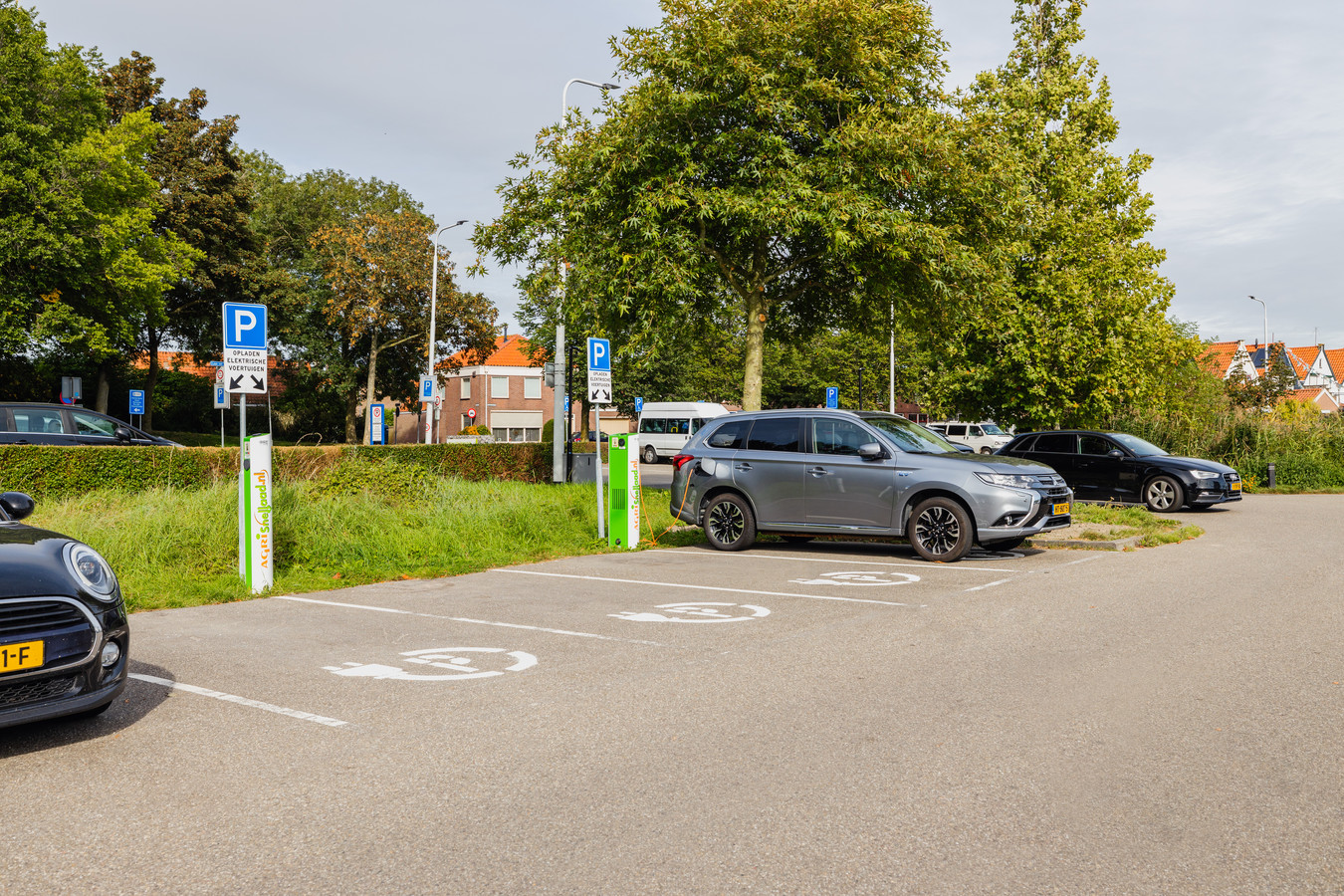 De parkeerplaats Hoofdpoort in Zierikzee, waar in 2021 3 laadpalen zijn geplaatst