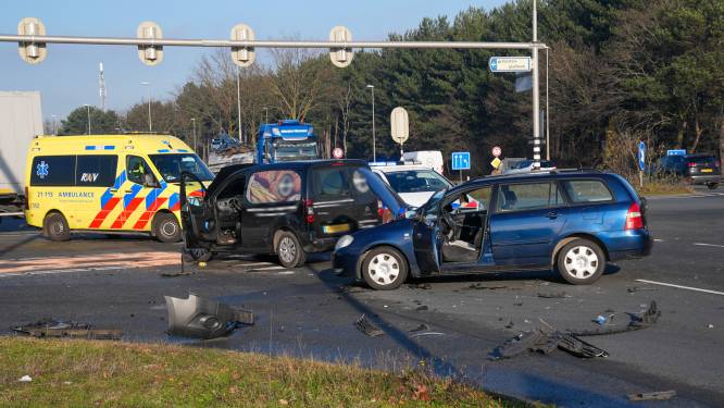 Twee gewonden bij ongeluk op kruising in Oss
