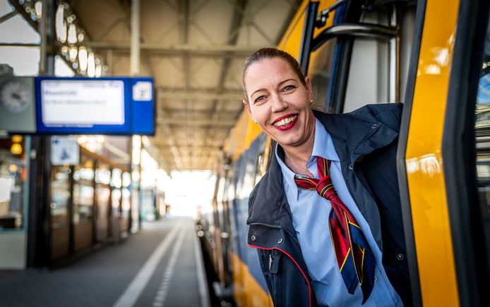 Hoofdconducteur Nina Hanssen ziet erop toe dat reizigers op Eindhoven Centraal veilig naar hun werk kunnen.
