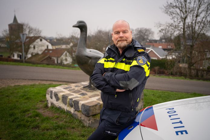 Wijkagent Marco Willemsen met op de achtergrond zijn nieuwe werkgebied Gendt. ,,Als je hier een kraak zet, ben je niet zo één-twee-drie weg.”