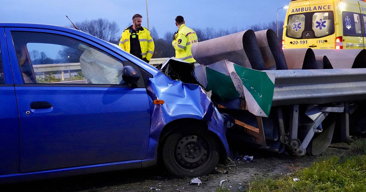 Gewonde bij ongeluk op A27 bij knooppunt Hooipolder: weg dicht.