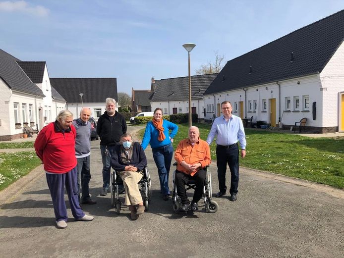 Enkele bewoners van de Theofiel Godtschalckwijk, met uiterst rechts David Verbeke