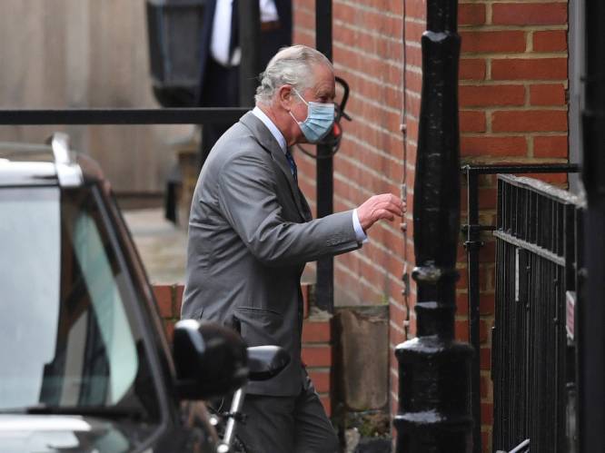 Britse prins Charles dan toch op bezoek bij zieke vader in het ziekenhuis