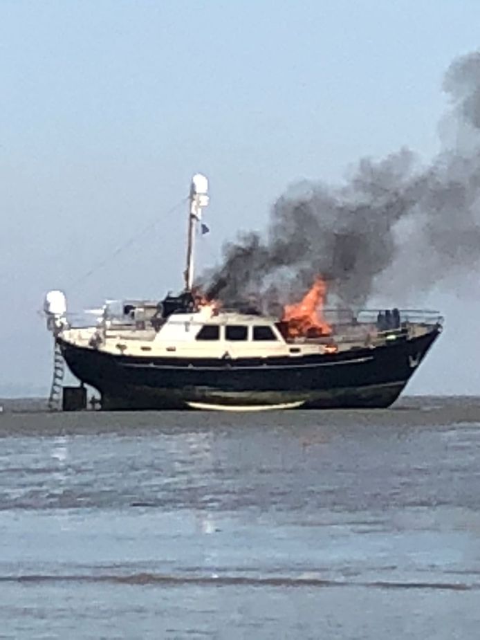 De motorboot is helemaal uitgebrand.