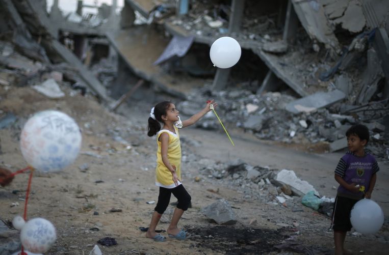 Een Palestijns meisje speelt met ballon in een buurt met huizen die zijn verwoest door de oorlog met Israël, eerder dit jaar. Beeld reuters