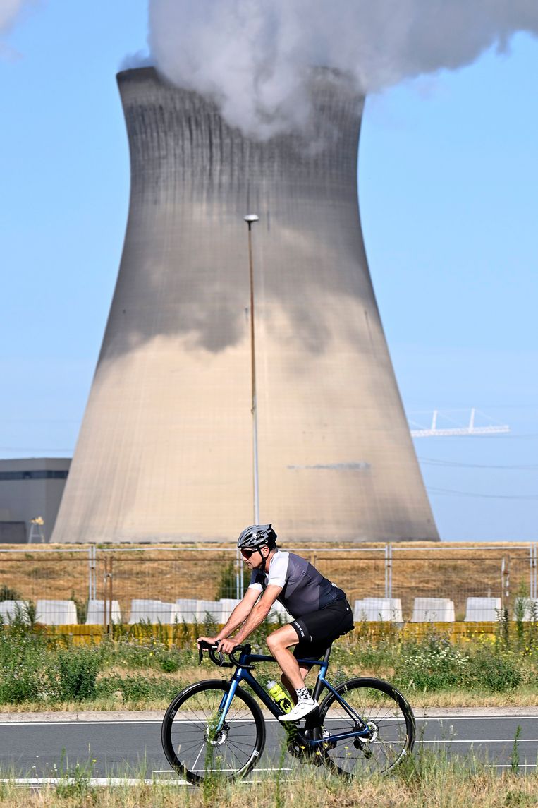 De kerncentrale in Doel. ‘Over de bouw van extra gascentrales mag het gezeur stoppen. Die centrales zijn nog de minst slechte fossiele optie, als het dan toch moet.’ Beeld Photo News