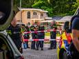 Politiemensen bij de ingang van het Eindhovense woonwagenkamp waar in 2023 een man uit Utrecht werd doodgeschoten.