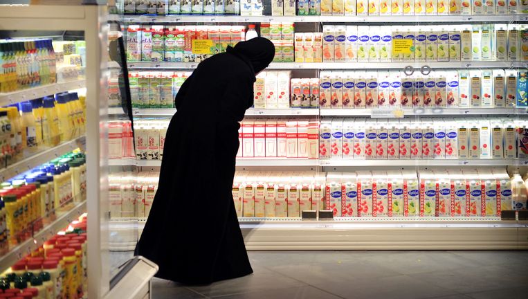 Een moslima bij de zuivelafdeling van de Jumbo in Breda. De supermarktketen is met A-merken 6 procent goedkoper dan het gemiddelde in Nederland. Beeld Marcel van den Bergh / de Volkskrant