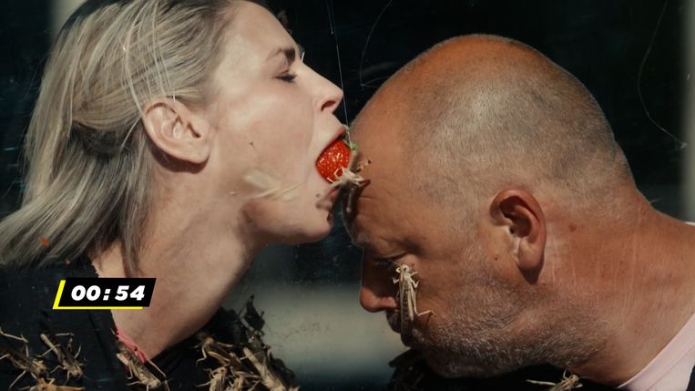 Tanja Dexters en Dominique Persoone in 'Alex Agnew's Fear Factor' Beeld SBS
