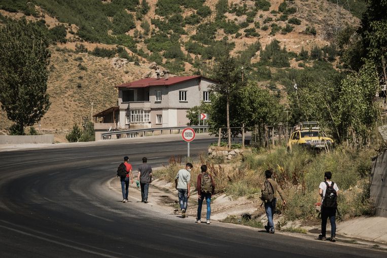 Op de autoweg tussen Van en Tatvan, groepjes jonge Afghanen die hopen  in Turkije (of misschien Europa) een beter leven te vinden.	 Beeld Nicola Zolin