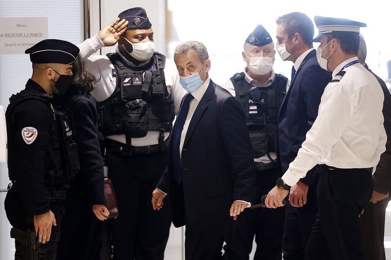 De Franse ex-president Nicolas Sarkozy arriveert bij de rechtbank in Parijs op 1 maart 2021.  Beeld EPA