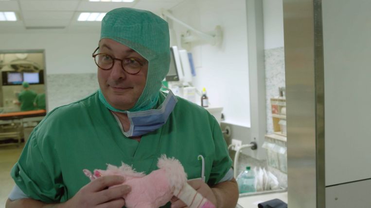 Kinderorthopedist Frank Plasschaert in 'Topdokters'. Beeld RV