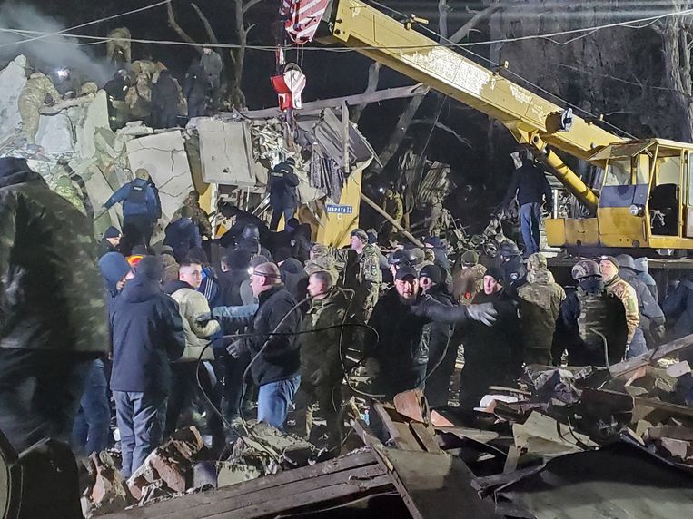 Reddingswerkers aan het werk op de plek waar een raket op een appartementsgebouw viel in Kramatorsk. Beeld via REUTERS
