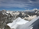 Als een colonne mieren loopt een groep bergbeklimmers over een sneeuwgraat in de richting van de top van de Mont Blanc.
