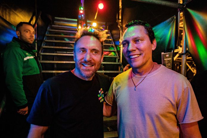 Onderonsje tussen Tiesto (rechts) en David Guetta na diens optreden tijdens het Amsterdam Musical Festival, een onderdeel van Amsterdam Dance Event (ADE). Tijdens AMF werd ook de beste dj van de wereld (dj-broers Dimitri Vegas & Like Mike) bekendgemaakt.