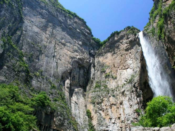 Chinese trekpleister onder vuur nadat bezoekers pijpleiding achter waterval ontdekken