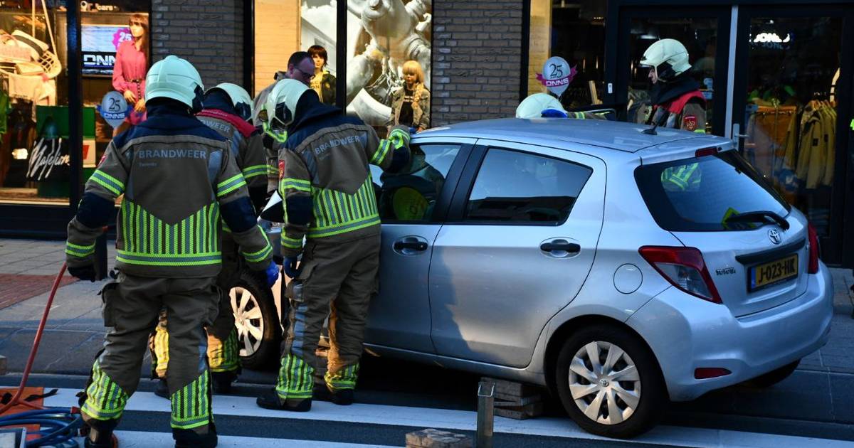 Aanrijding in centrum van Vroomshoop, brandweer moet slachtoffer uit auto halen.