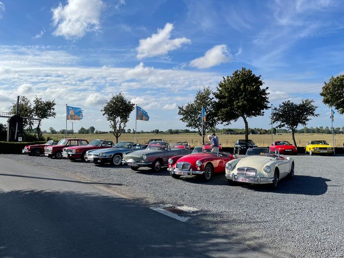Westhoek Oldtimer Club doneert 2000 euro aan Steunkring Nest | Koksijde ...