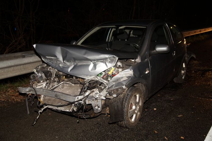 Een automobilist is op de A59 bij Drunen tegen de vangrail gebotst. De bestuurder was mogelijk onder invloed.