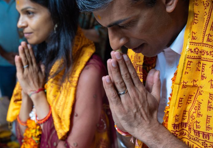 Rishi Sunak en zijn vrouw Akshata, die allebei uit India stammen, tijdens een hindoeïstisch ritueel