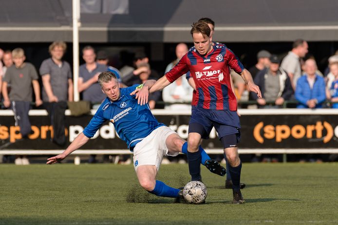 De Zweef (blauw) en Hellendoorn troffen elkaar voor de derde keer dit seizoen. In de competitie wonnen beide clubs een keer. In de nacompetitie won De Zweef, dat zaterdag om promotie naar de tweede klasse speelt tegen Rouveen. Hellendoorn is uitgeschakeld.