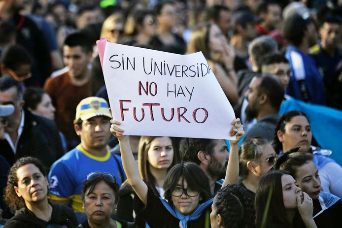 Mensen demonstreren in Buenos Aires tegen de bezuinigingen op het hoger openbaar onderwijs door de regering van president Javier Milei. Op het bord staat de tekst ‘zonder universiteit is er geen toekomst’.