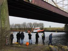 Rechtszaak vermoorde loodgieter: Verdachte zwaait lachend naar moeder op tribune, achter de nabestaanden