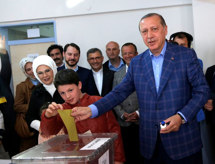 Turkish President Tayyip Erdogan casts his ballot at a polling station during a referendum in Istanbul, Turkey, April 16, 2017. REUTERS/Murad Sezer     TPX IMAGES OF THE DAY