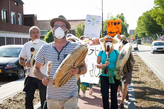 Een protestmars tegen Chemours in Dordrecht.