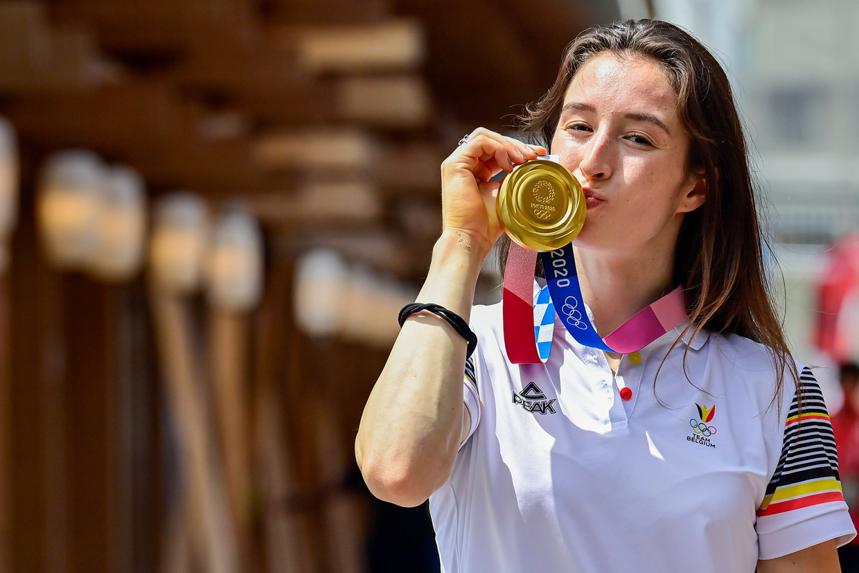 Nina Derwael met haar gouden medaille.  Beeld Photo News