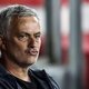 De markante José Mourinho kijkt altijd eerst naar de tegenstander, en nu dus Feyenoord