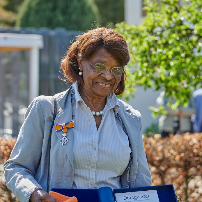 Uitreiking Koninklijke Onderscheiding Lid in de Orde van Oranje-Nassau aan Mayra Suijkerbuijk-Pocornie door Burgemeester Han van Midden