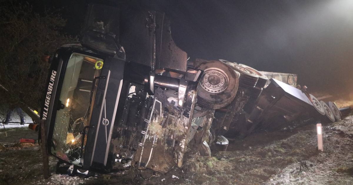 Zelderseweg dicht wegens gekantelde vrachtwagen bij Zwartebroek.