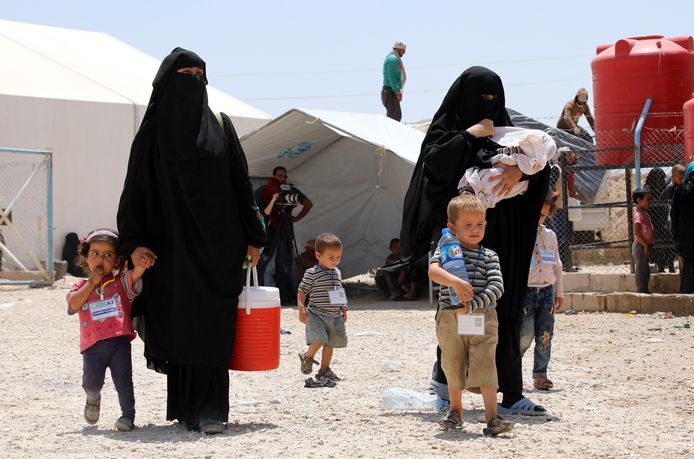 IS-vrouwen met hun kinderen in het detentiekamp Al Hol in Noord-Syrië. In het kamp verblijven honderden Europese vrouwen en kinderen.