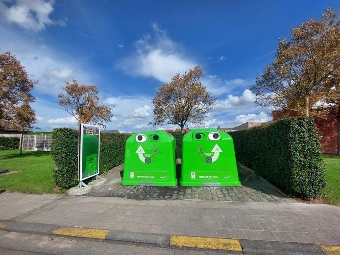 Tijdens de Week van de Handhaving duiken spiegels op aan de glasbollen van Mirom Roeselare.