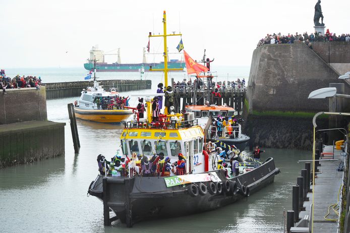Sinterklaas vaart Vlissingen binnen met de pakjesboot 12.