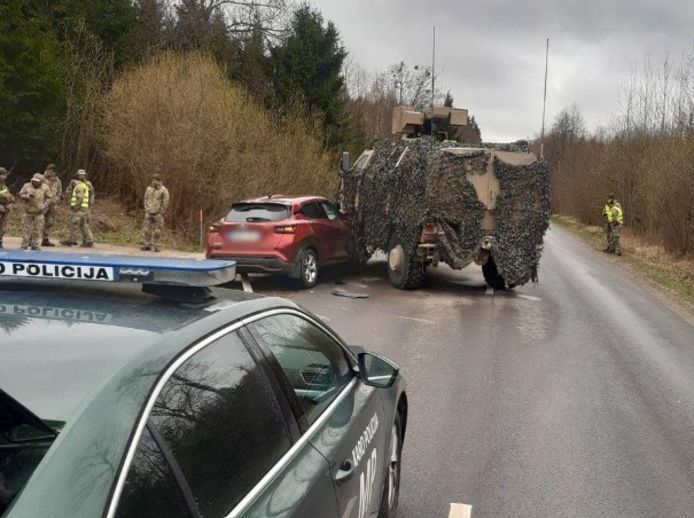 Een gepantserde Dingo kwam in botsing met de Nissan van een 48-jarige Litouwer.