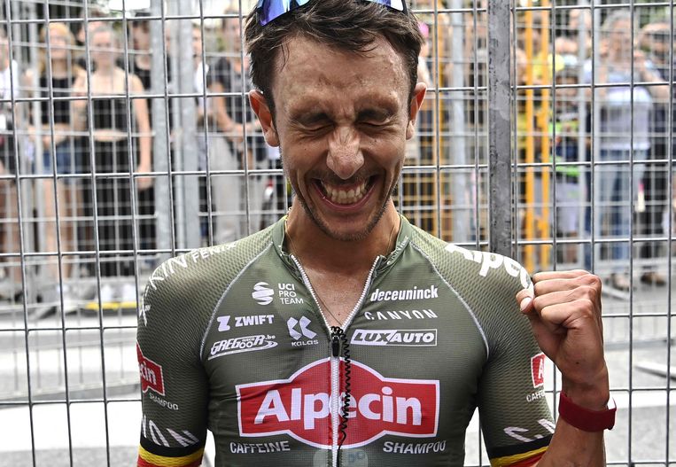 Vreugde en vermoeidheid op het gezicht van Dries De Bondt na zijn ritzege in Treviso. Beeld AFP