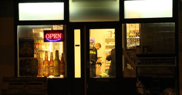 AD • Mislukte overval op Poolse supermarkt: politie zoekt slanke man met mes • #Schiedam.