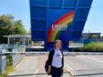 Schepen van Gelijke Kansen Iefke Hendrickx, die ter gelegenheid een T-shirt met een regenboog erop droeg, aan de regenboogbrug in Schoten