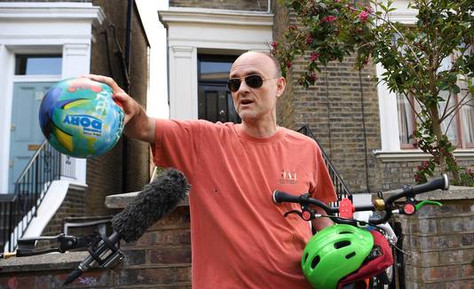 Dominic Cummings, opgewacht voor zijn woning in Londen.