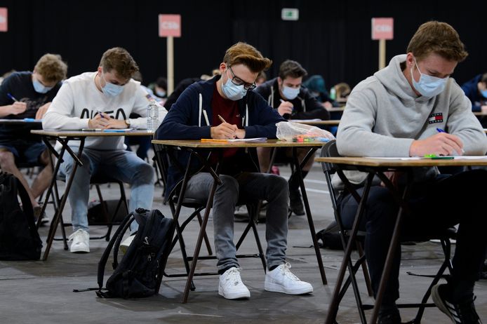 Tijdens examens hoef je geen mondmasker meer te dragen. Maar wie positief test, mag niet deelnemen aan de examens en zal in overleg met de onderwijsinstelling het examen na de verplichte isolatie op een terugkeermoment kunnen afleggen.