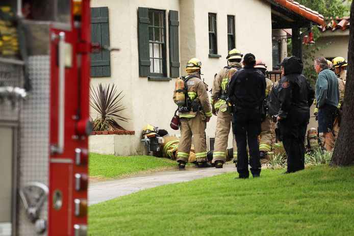 De brandweer van Pasadena inspecteert een huis na een melding na de aardbeving die het zuiden van Californië deed opschrikken.