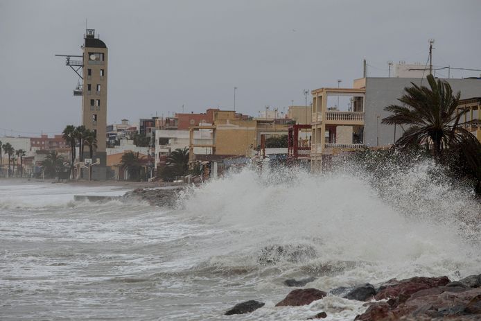 Hoge golven beuken in op het stadje Nules in de provincie Castellon.